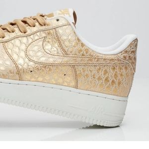 NIKE AIRFORCE 1 GOLDEN SCALE SNEAKER. SIZE 8 MEN.